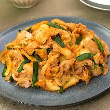 豚キムチ、めんつゆで作ったら最高だった。隠し味はめんつゆ一択。これだけで、ごはんが無限に消える。