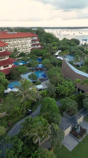 The moment you open the door You’re greeted with a breathtaking sunrise, the soothing sound of waves, and endless ocean views. 🌊✨ This is what a luxury Bali escape looks like, who could ever say no? #grandmiragebali #allinclusive #bestdestinations #grandmiragebaliresort #巴厘岛 #allinclusiveresort #topworldhotel #grandmirage