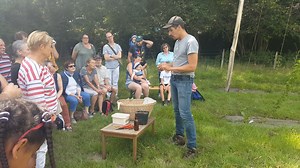 #Environnement 😍 30 personnes ont visité l'exploitation de houblon de David Bordeix et Pierre Boccou située #Juch. Les deux passionnés ont livré des infos sur la filière, sur la plantation et la pousse de cette plante grimpante utilisée en brasserie pour donner à la bière des arômes supplémentaires ✌️ La prochaine et dernière visite de ferme de la saison 2019 aura lieu à l'exploitation de #spiruline de Vincent Salmon, à #Douarnenez, le mardi 20 août à 14h. Gratuit. Sur inscription obligatoire e