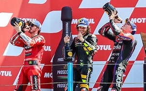 MotoGP, l'inno d'Italia e la festa sul podio dopo la vittoria di Bagnaia ad Assen. VIDEO