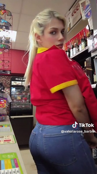 mientras esté rellenado cuarto frío puedo hacer tik Toks 💗👄😊👄#barbiehuman #barbiegirl #chicadeloxxo #oxxo #oxxotiktok