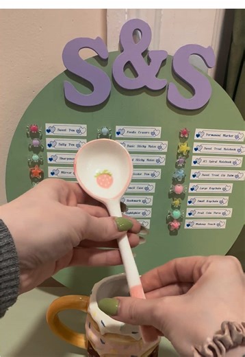 Have no fear, our new spoon is here🫡😍 Get your sweet & salty bundle on sweetandsaltyscoops.com today! Every order ships out the next business day☺️🍩🥨✨ #luckyscoop #mysterybox #foodie #satisfyingvideos #accessories