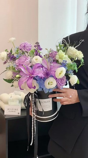 2.8K views · 73 reactions | 朗beautiful bouquet box arrangement #florist #flowerarrangement #floraldesign #flowerbox #flowergiftbox #flowerarranging #bouquetbox #bloombox | FloralSupplies.com | Facebook