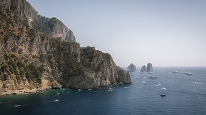 Capri Italien – Küstenklippen und Faraglioni in 4K