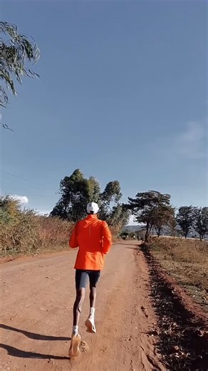 Keep pushing forward #runreel #instarunner #gorunningtours #instaruntips #klausrunning #runningtips #runningcommunity #runninggoal #keeppushingforward #villagerun #runandshare | RUN WITH DANIEL