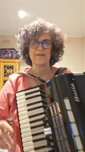 Anadolu Orff-SchulwerkDerneği on Instagram: "2026 yılına muhteşem bir uluslararası eğitimle başlıyoruz. Avusturalya Shenanigans grubunun kurucusu Audrey Klein’ı sizlerle buluşturacağımız için oldukça heyecanlı ve mutluyuz! “Dünyadan Halk Dansları: Orff-Schulwerk Yaklaşımıyla Shenanigans Repertuarı” başlığı ile gerçekleşecek olan kursumuz 11 Ocak 2026 Pazar günü çevrim içi olarak Zoom’da gerçekleşecektir. Halk danslarının eğlenceli ve aktif bir şekilde nasıl öğretilmesi gerektiğini ve Orff-Schul