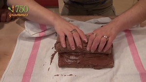 20:30 - La recette de la bûche au chocolat ! Une bûche de Noël très rapide et très simple à réaliser, à décorer selon vos envies ... | 750g : Recettes de cuisine