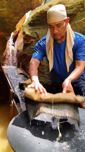 The process of finding traditional gold using a carpet with an amazing result of $1.357 ,amazing