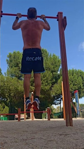Entrenamiento de fuerza para mayores de 50 años | Dominadas al aire libre #dominadas #fuerza