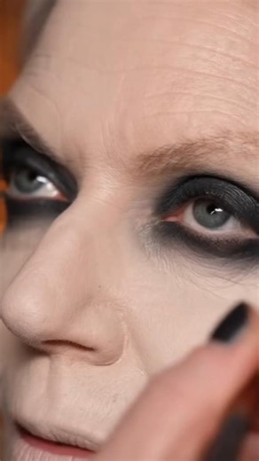 Trendiges Halloween-Makeup — einfach und gruselig👻 Kein komplettes Kostüm, kein Stress. Nur kreatives Make-up, das Blicke auf sich zieht. Weiche Schatten, mutige Details und gruselige Vibes. Perfekte Inspiration für deine Halloween-Nacht. #Umstyling #KI #Halloween #MakeupIdee #Gruselsaison #TrendigerLook #fblifestyle #AI . . . (Nur zu Unterhaltungszwecken. Wenden Sie sich an Fachleute, wenn Sie Anleitungen für Aktivitäten erhalten. Es wird keine Markenzugehörigkeit impliziert, falls welche geze