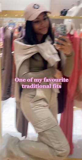 Ik I look awkward in the first video but we moveee :) #tamil #tamilsong #browntiktok #browngirl #saree