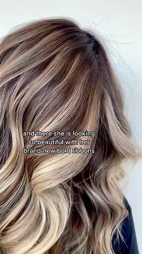 ✨Modern bold ribbons essential checklist✨ 1️⃣ Back to back foils per ribbon, usually at least one of them is a slice 2️⃣ Lots of dimension left through the back. If the sun doesn’t hit wherever you’re trying to add brightness naturally, it probably doesn’t need lightened. 3️⃣ Root shadow that is formulated 1-2 levels darker than natural base to ensure a seamless blend…don’t forget to tap that hairline! Send this to a stylist friend who has been too nervous to try bold placements! #hairtok #hairt