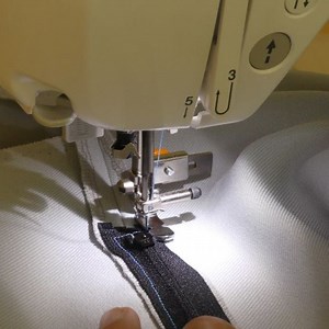 Adjustable Zipper Foot | MadamSew