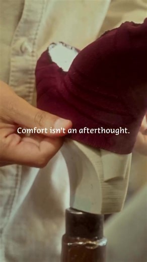 Did you know that according to the American Podiatric Medical Association, 77% of people experience foot pain? And many don’t realize their shoes could be the cause…👀 With that in mind we designed the Okahu a lightweight, flexible shoe designed to move naturally with your foot. With its memory foam padded cork and latex footbed, Okahu offers custom-like comfort while the arch support improves proper alignment and long-term foot health. Plus, it’s APMA-approved for your peace of mind. Step into 