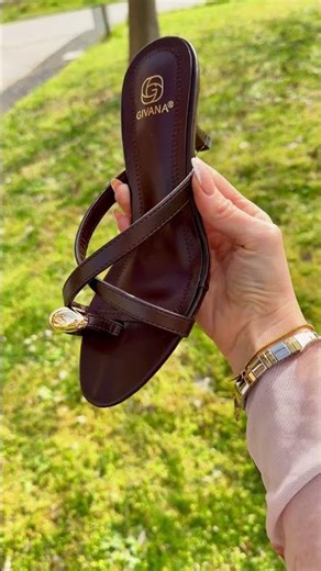 Γυναικεία mules με ανοιχτή μύτη και λεπτό ψηλό τακούνι που διαθέτουν σταυρωτά λουράκια 😍