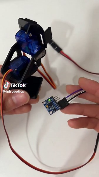 🚀 In diesem Video zeige ich mein DIY-Gimbal-Projekt mit 2-Achsen-Steuerung! Mithilfe eines MPU6050 Bewegungssensors und einem ESP8266 steuere ich zwei Servos – einer für die X-Achse (links/rechts), einer für die Y-Achse (hoch/runter). Das Ganze läuft über Arduino. Bewegungen im Raum werden live erkannt und direkt auf die Servos übertragen – ideal für Kamerastabilisierung, Robotik oder kreative Projekte. Cooles Tech-Projekt zum Nachbauen! 😎 #arduino #gimbal #esp8266 #mpu6050 #diyprojekt #roboti