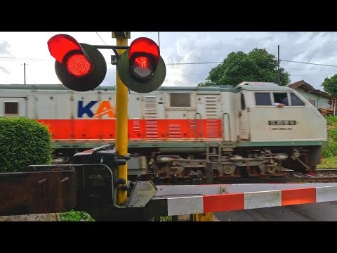 Railroad Crossing | 4 Palang Perlintasan Kereta Api Legendaris di Indonesia