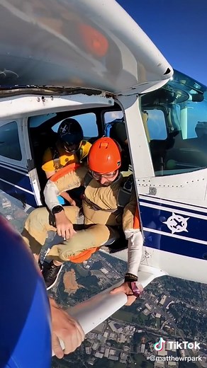 Learning to skydive Part 1! #skydiving #aff #airplane #didyouknow #learnontiktok #parachute #howitworks #acceleratedfreefall #learntoskydive