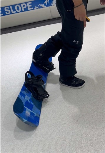 Snowboard 101 | EP.2 🏂 พื้นฐานสำหรับมือใหม่ สอนท่า Walking Up & Down Hills เทคนิคการเดินขึ้น–ลงทางลาด เริ่มต้นสกี & สโนว์บอร์ดอย่างมืออาชีพ สำหรับมือใหม่ – เด็ก – ผู้ใหญ่ 👨‍🏫 มีครูผู้สอนดูแลใกล้ชิด 🎿 อุปกรณ์มาตรฐาน พร้อมเรียนครบจบที่เดียว 🕙 เปิดทุกวัน 10.00 – 22.00 น. 📍 ราชพฤกษ์ – พระราม 5 ➡️ เลี้ยวเข้าซอย Speed Wrap / Vegas Cafe 📩 จองสโลป / สอบถามข้อมูล Line : @theiceslope ✨ ติดตามเราได้ที่ 📘 Facebook : The Ice slope 💬 Line : https://lin.ee/ekwXMmS 📸 Instagram : instagram.com/theicesl