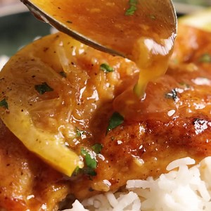 Succulent chicken in a fresh and zesty sauce with a hint of sweetness. This honey lemon chicken is ready in 20 minutes. A brilliant weeknight meal to serve with rice or pasta.😋 I love how the sauce sinks into the rice or paste (I still can't decided which is my favourite to serve it with). Grab the full recipe here --->⁠https://www.kitchensanctuary.com/honey-lemon-chicken/ | Kitchen Sanctuary