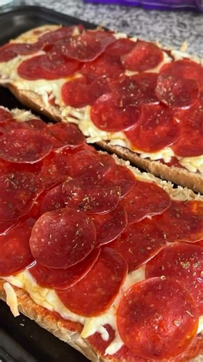 French Bread Pepperoni Pizza #frenchbreadpizza #frenchbread #pizza #easymealstomakeathome
