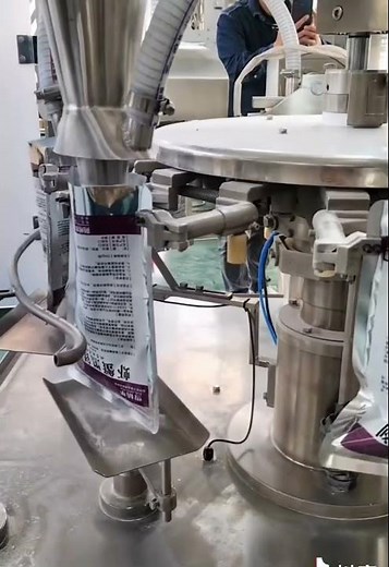 Automatic bagging machine and equipment