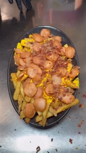 Black Burger on Instagram: "È arrivata la patata London 🐽 Patate FRENZY FRIES Lamb Weston 👌🏻 Cheddar fuso, Wurstel e Bacon tritato 😍 Iniziare una cena così, non ha prezzo 😋❤️ #blackburger #patatine #patatinefritte #cheddar #bacon #wurstel #wurstelepatatine #eatfoodporn #madonnacomegodo #frattamaggiore #napoli"