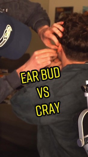 Ear bud vs Crayator #crayator #twitch #twitchcrayator #funnyclips #twitchcrayator #rage #fyp #twitchclips #streamers #stuck #earbudstuck