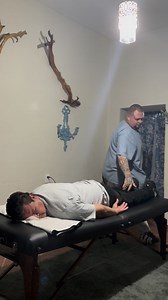 Síndrome del hombro congelado, afección dolorosa que causa rigidez y pérdida progresiva de movimiento en la articulación del hombro, debido al engrosamiento e inflamación de la cápsula articular, pasando por fases de dolor (bloqueo), rigidez (congelación) y recuperación gradual. (Se sugiere FISIOTERAPIA) #fypシ゚viralシ #quiropractico #fblifestyle #quiropraxia | QuiroAtiendete