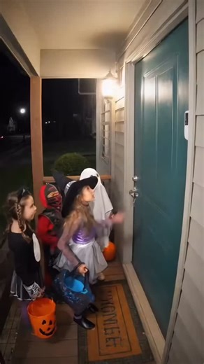 683K views · 1.4K reactions | The reverse trick-or-treat  | Valentin Loiseau AI | Facebook