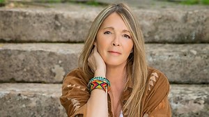 Hélène Rollès en interview : "Je n'ai plus trop l'âge de chanter ça mais c'est mignon"