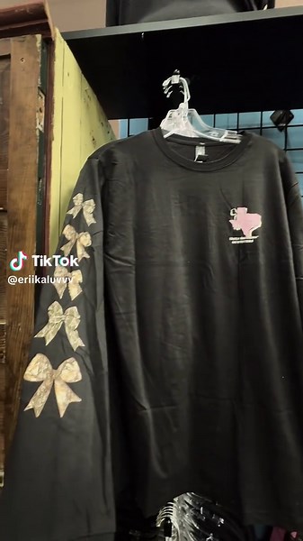 Buc-ee's Pink Camo Shirts Now Back in Stock