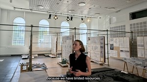 Mød de nye arkitekter ❤️ ”Vi kommer til at se en arkitektur, der kommer til at kunne favne langt flere behov, og som formentlig også kommer til at træde en lille smule mere i baggrunden” – fortæller den nyuddannede arkitekt Rikke Skriver Høholt Jensen. Én gang om året viser Det Kongelige Akademi en udstilling med nyuddannede arkitekters afgangsprojekter. I sommeren 2023, stillede vi derfor tre nyuddannede arkitekter ét hovedspørgsmål: Hvordan tror du fremtidens arkitektur vil forme sig? I denne 