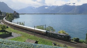 AKE-Eisenbahntouristik TEE Rheingold auf seiner Fahrt vom 25. September 2019 von Domodossola (09.52) über Montreux (12.14) - Basel Bad (16.00) nach Dortmund Hbf (23.56) entlang des Genfersees / Lac Léman bei Veytaux-Chillon; vorbei am Schloss Chillon / Château de Chillon. www.ake-eisenbahntouristik.de | info24 - ÖV Schweiz - Europa