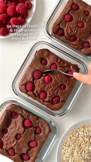 33K views · 168 reactions | Raspberry Chocolate Baked Oats These baked oats are fudgy, chocolaty and so yummy! They contain about 26g protein per serving! • More reci #cookingmadeeasy #gamedayfood #kitchenmusthaves #cookinggutensils #kitchentool #kitchengadget #bakingrecipe #thursdayspecials | Lang Fahey | Facebook