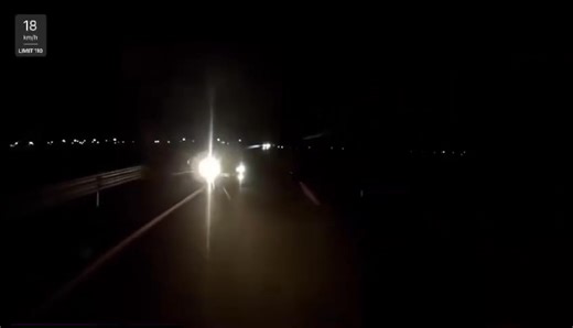 1.1K views | ⚠ AGUAS CON ESTAS RATAS EN CARRETERA  Un trailero grabó el modus operandi de #delincuentes tras ser víctima de un intento de #asalto en la supercarretera #Cuacnopalan - #Oaxaca, luego de pasar la caseta de #Tehuacán con dirección a #Puebla, fue interceptado por un vehículo en el que viajaban tres hombres que intentaron cerrarle el paso, al darse cuenta de la situación, logró maniobrar y escapar ileso. Alejandro Armenta | Puebla Diario | Facebook