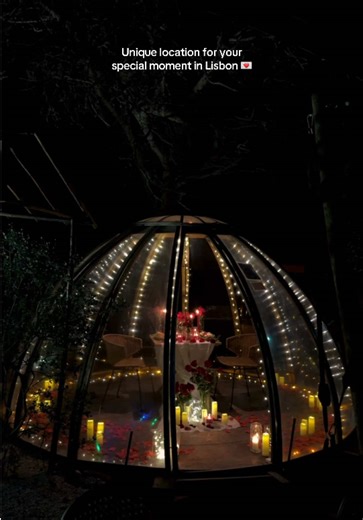 Rainy season in Portugal .. and we couldn’t imagine a better setting for a romantic moment in Lisbon ☔️✨ A warm bubble restaurant by the ocean, surrounded by flowers, candles, soft lights and the sound of waves. No rain, no rush - just you, dinner and the moment you’ll remember for a long time 🤍 Let us create your perfect marriage proposal , even when the weather says otherwise ✨ 💌 Book your romantic experience in DM #proposalplannerlisbon #marriageproposalplanner #pedidodecasamentolisboa #mar