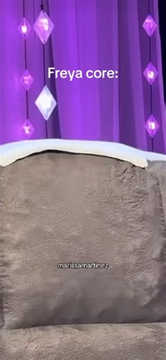 Freya falling if a bean bag is the funniest thing at the moment. ✋😭