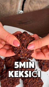 Evo vam odlična ideja za ponijeti si na posao ili spremiti djeci. Ovaj put je za užinu bilo nekoliko ovih keksića, mandarina i Me:First brownie iz @polleosport.hr Ove b.box posudice su nam preodlične, nabavili smo ih na @najnaj.eu Za ove keksiće imate dosta slobode u sastojcima: 👉🏼 2 zrele banane gnječene 👉🏼 Žlica kikiriki maslaca (Kod nas uvijek @polleosport.hr ) 👉🏼 Žlica kakaa (isto @polleosport.hr u praktičnoj posudici) 👉🏼 Žlica meda 👉🏼 Oko 100g zobenih pahuljica sitni tip. Ovaj put