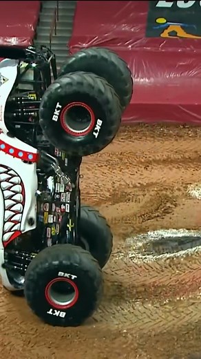 The balance and control 😳 📲: youtube.com/live/09R_eNvKp… #MonsterJam #MonsterTruck | Monster Jam