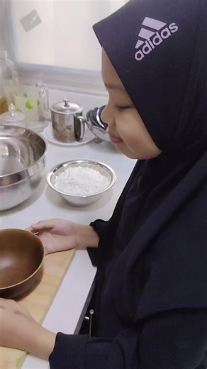 Kepada Cikgu @khairulaming, Anak murid hantar harini punya assignment. Kami pilih task Donut Ball ye. Ni je kami dpt buat harini. Ummi tak larat nak rakam 4 resepi. Risau Ummi jadi singa jadian😅 #resepiramadhan #khairulaming #fyp #sedapsangat #bakery