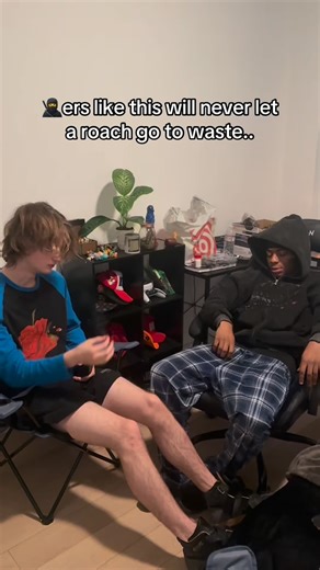 Geo on Instagram: "Proper way to smack a roach"