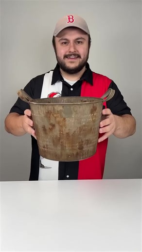 Arranging artificial flowers like a pro is easy 🌹 watch this hack. Want to learn more fun flower tricks and hacks - tap the link in the bio to request your seasonal design consultation today! Credit: @nicksseasonaldecor #bouquet #freshflowers #florist #floristsofinstagram #flowerbouquet #eventflorist #aNaturalDesign @aNaturalDesign