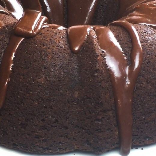 PRINTABLE RECIPE: https://www.backtomysouthernroots.com/easy-chocolate-icing-recipe/ Chocolate icing is one of the easiest recipes to make and it turns out so luscious and rich. The icing recipe is perfect for cakes, cookies, and cupcakes. | Back To My Southern Roots