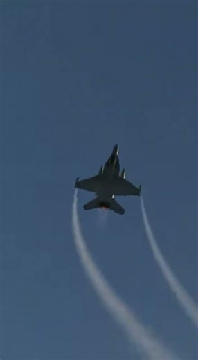 High-Speed Jet Chase 😱 Decoy Flares Save the Day!