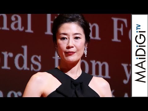 寺島しのぶ、大胆肩見せモノトーンドレス 大人の魅力 「第31回東京国際映画祭」オープニングセレモニー
