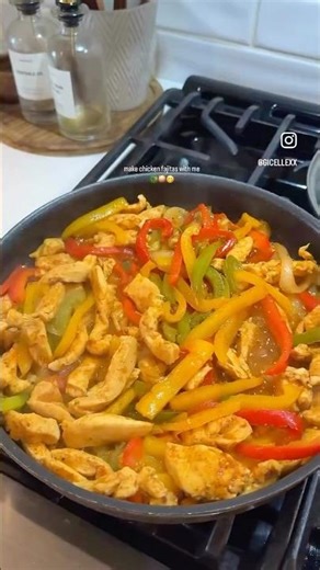 Chicken Fajitas| THE COLLABORATIVE COOKBOOK #chickenfajitas #fajitas #easymeals #castironcooking