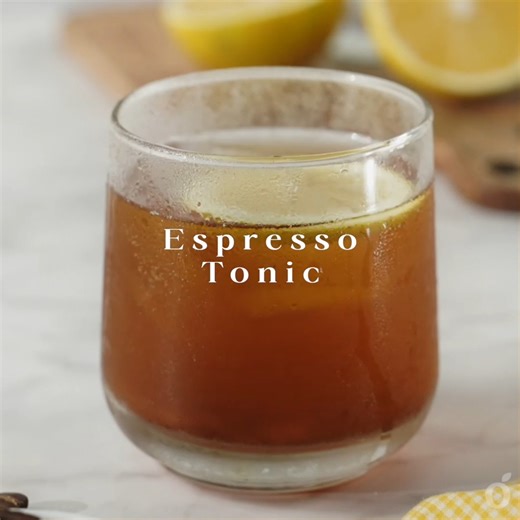¡Esta es tu oportunidad de darle un giro a tu café! Prueba este espresso tonic y enamórate de su frescura ☕🍋 Receta: https://bit.ly/47HS2D8 | kiwilimón