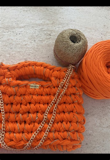 Le LUMA orange avec fil doré parfait pour l’été 🍊✨ #crochet #faitmain #crochetsac #crochetbag #crochetersoftiktok