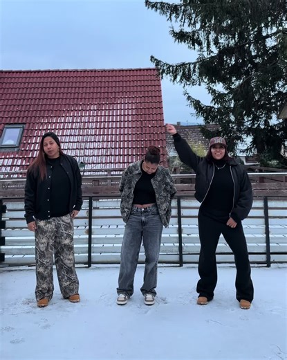 Bonne année à tous ❤️ w/ @19“❤️ @Moumouta 🎁 son : @mbints.jmsh @Tesssss #fyp #trend #malagasy🇲🇬 #tiktok #friends